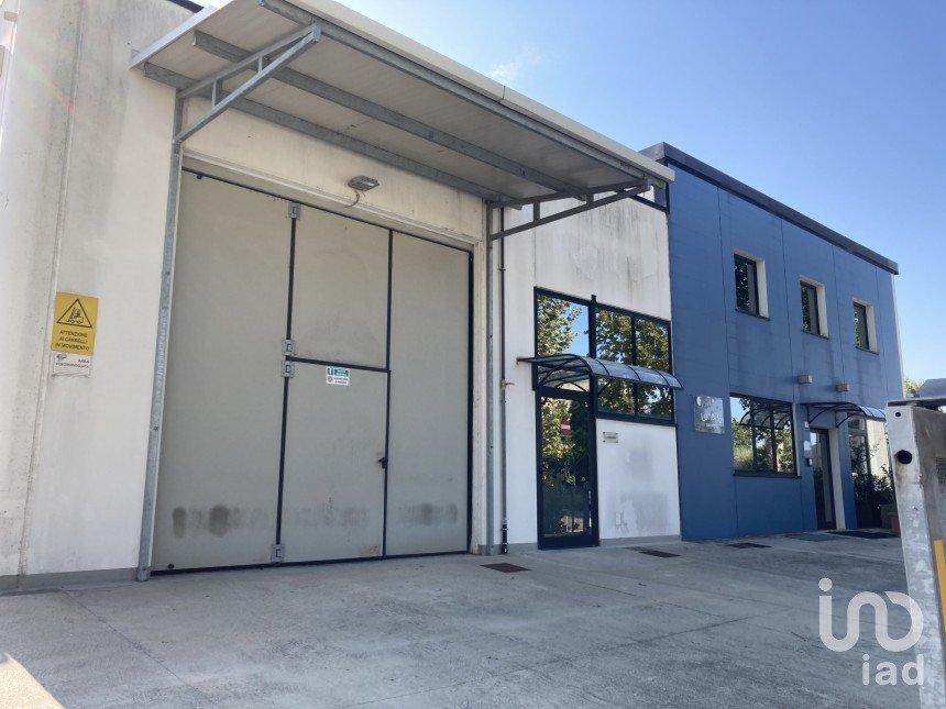 Warehouse of 800 m² in Monte Urano (63813)