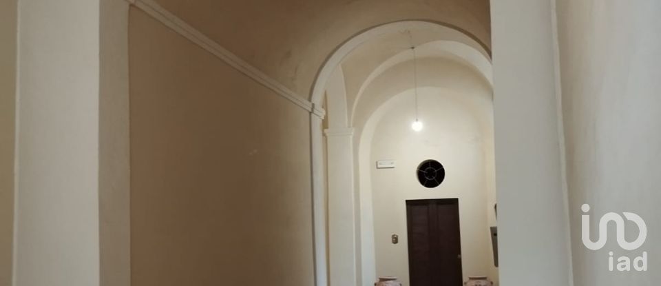 Ufficio 12 locali di 360 m² a Loreto (60025)