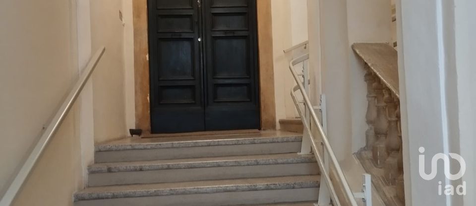 Ufficio 12 locali di 360 m² a Loreto (60025)