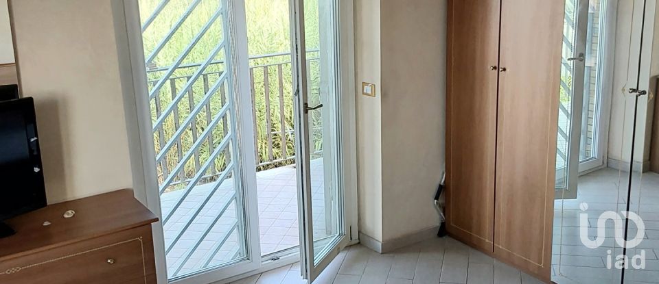 Apartment 5 rooms of 120 m² in Pomezia (00040)