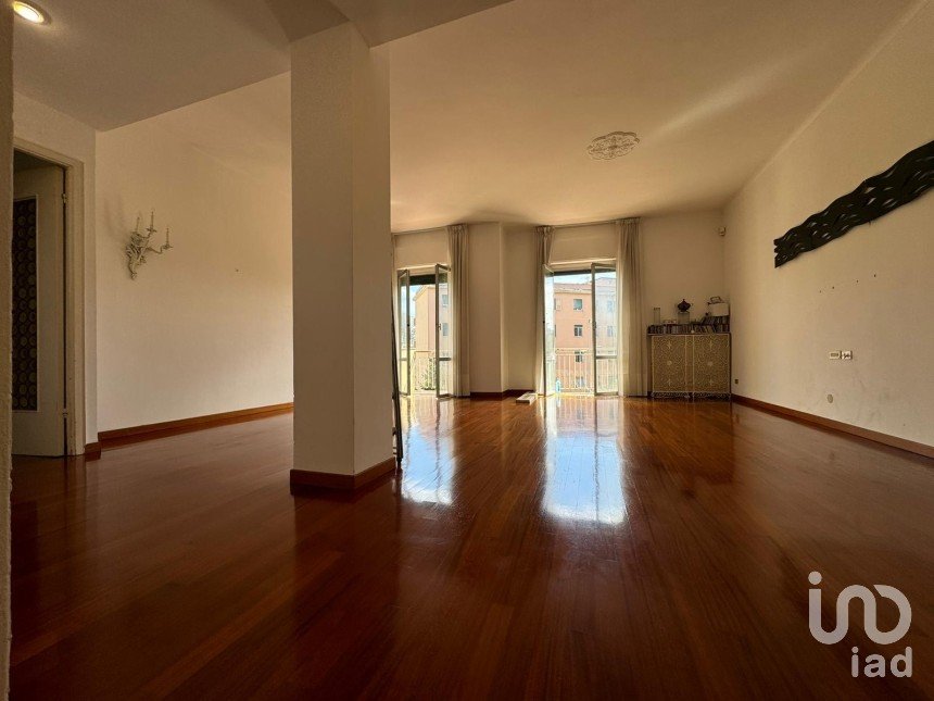 Four-room apartment of 110 m² in Genova (16131)