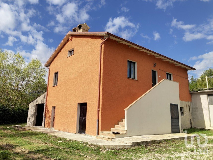 Rustico 3 locali di 190 m² in Cagli (61043)