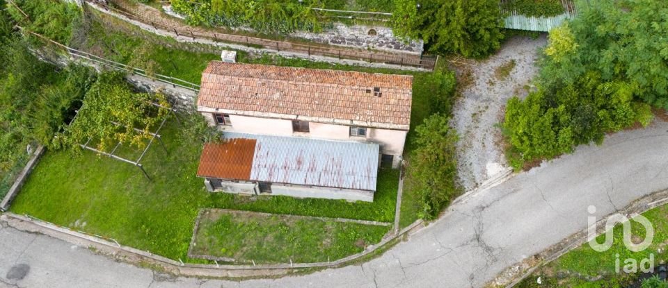 Casa 5 locali di 61 m² in Neirone (16040)