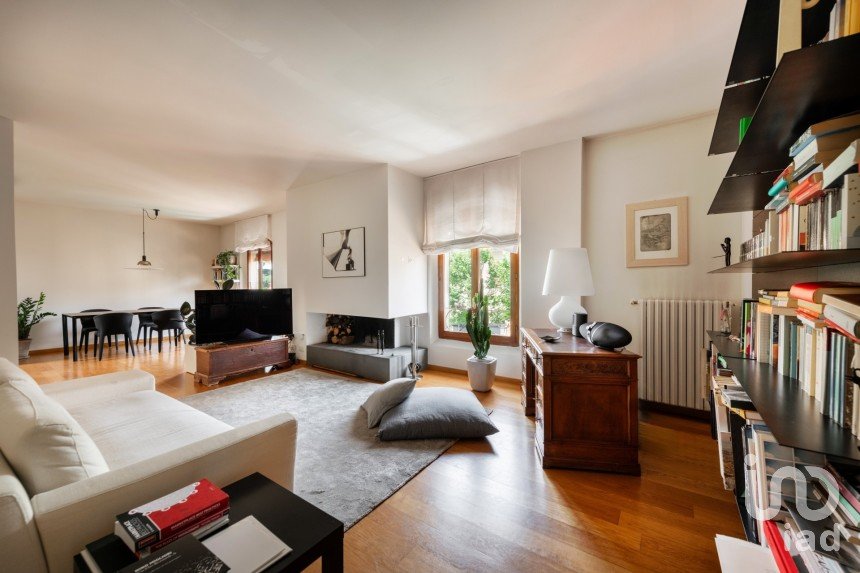 Four-room apartment of 80 m² in Bologna (40122)