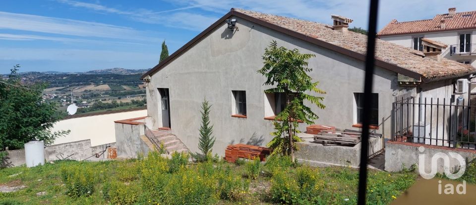 Town house 10 rooms of 255 m² in Loreto (60025)