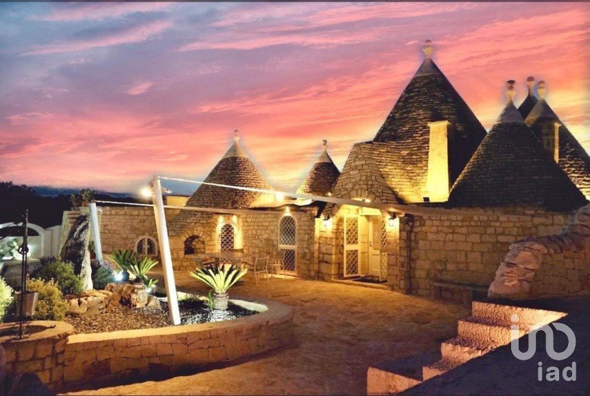 Trullo 8 locali di 150 m² in Cisternino (72014)