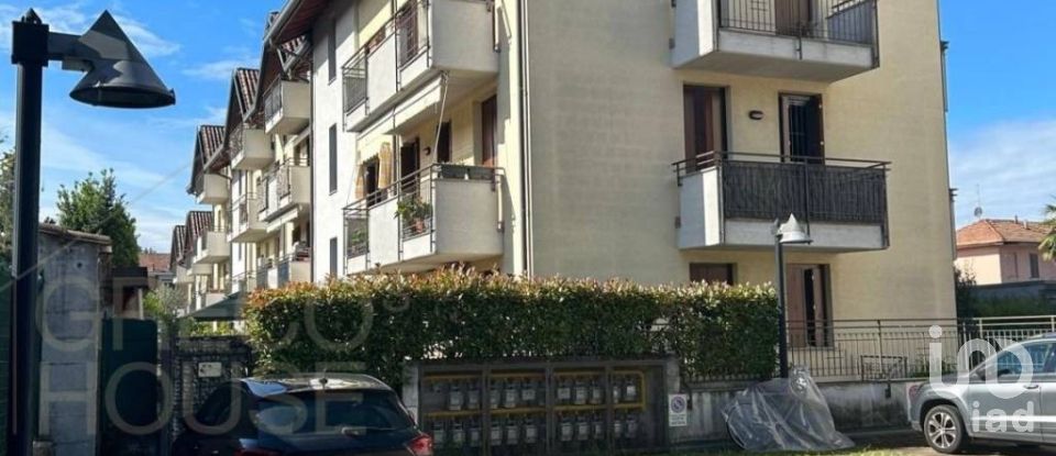 Attico / Mansarda / Loft 3 locali di 90 m² a Cardano al Campo (21010)