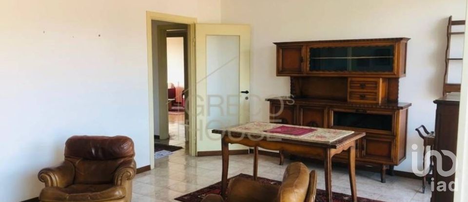 Attico / Mansarda / Loft 4 locali di 174 m² a Angera (21021)