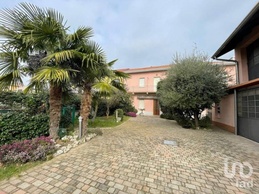 Casa indipendente 5 locali di 235 m² in Magnago (20020)