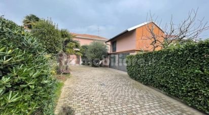 Town house 5 rooms of 235 m² in Magnago (20020)