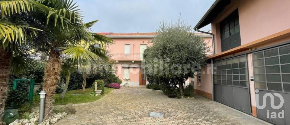 Town house 5 rooms of 235 m² in Magnago (20020)