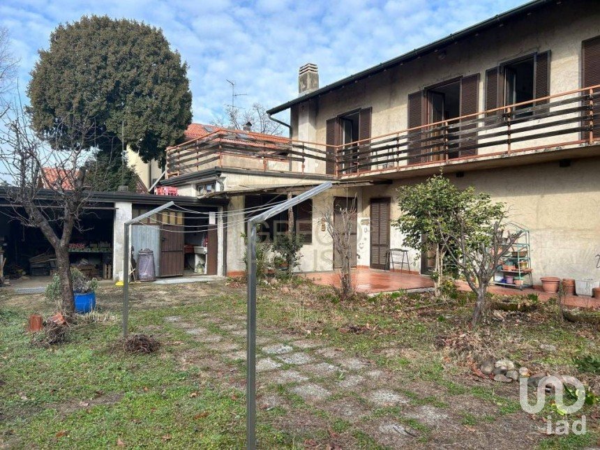 Town house 4 rooms of 265 m² in Gallarate (21013)