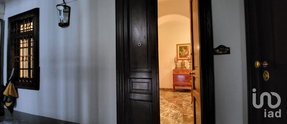 Hotel 3 rooms of 113 m² in Torino (10125)