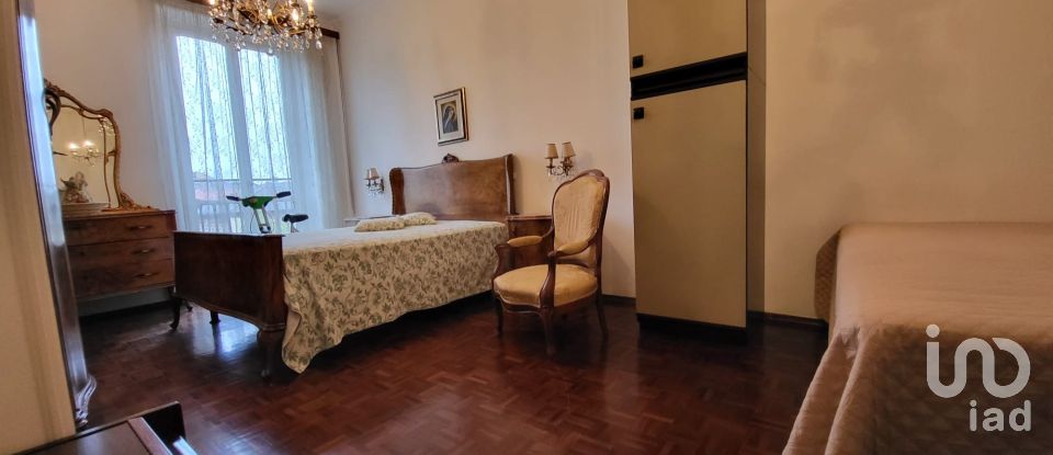 Hotel 3 rooms of 113 m² in Torino (10125)