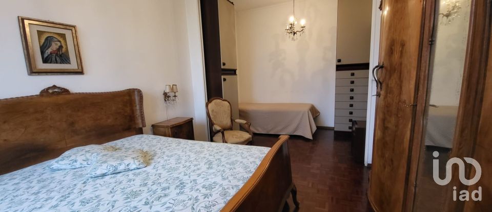 Hotel 3 rooms of 113 m² in Torino (10125)