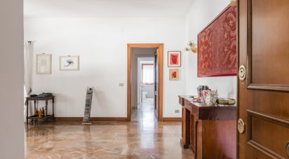 Two-room apartment of 84 m² in Roma (00141)