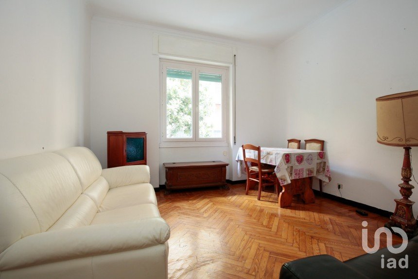 Building 6 rooms of 88 m² in Genova (16143)