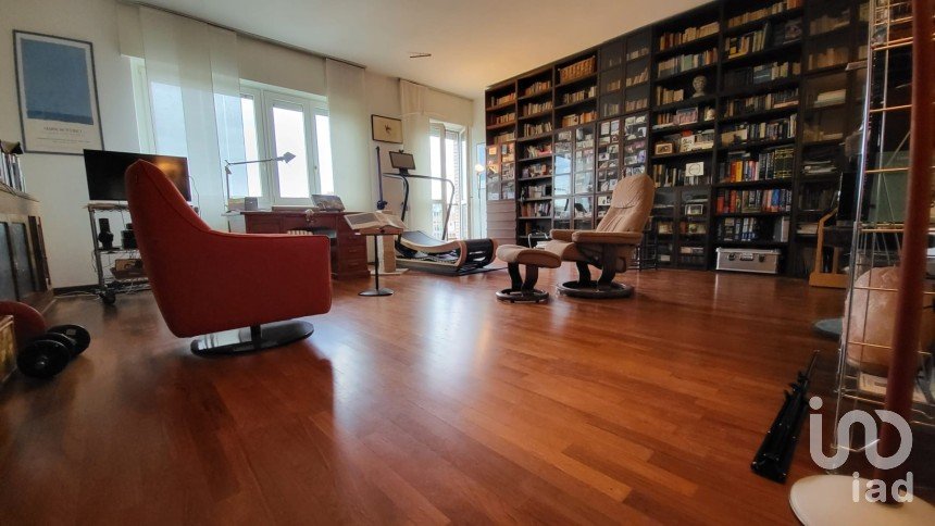 Four-room apartment of 112 m² in Torino (10141)