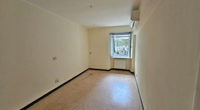 Four-room apartment of 70 m² in Genova (16153)