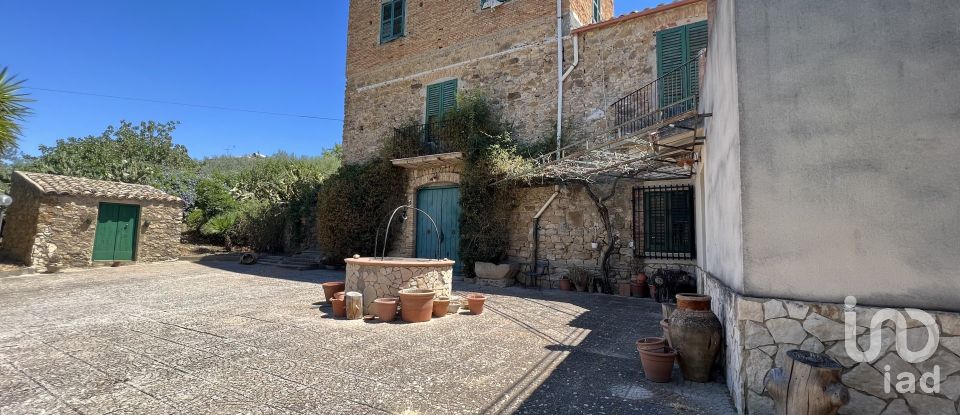 House 7 rooms of 310 m² in Caltanissetta (93100)