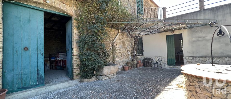 House 7 rooms of 310 m² in Caltanissetta (93100)