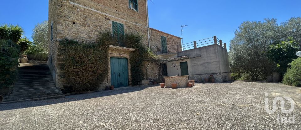 House 7 rooms of 310 m² in Caltanissetta (93100)