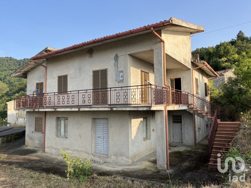 Casa indipendente 7 locali di 130 m² in - (87030)