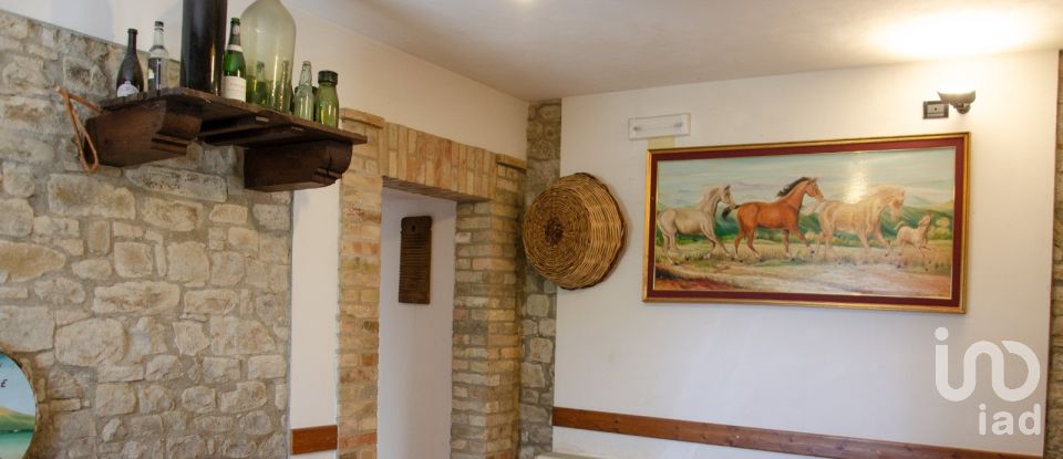 Country house 9 rooms of 313 m² in Castiglione Messer Raimondo (64034)