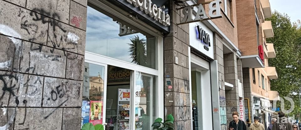 Retail property of 63 m² in Roma (00145)