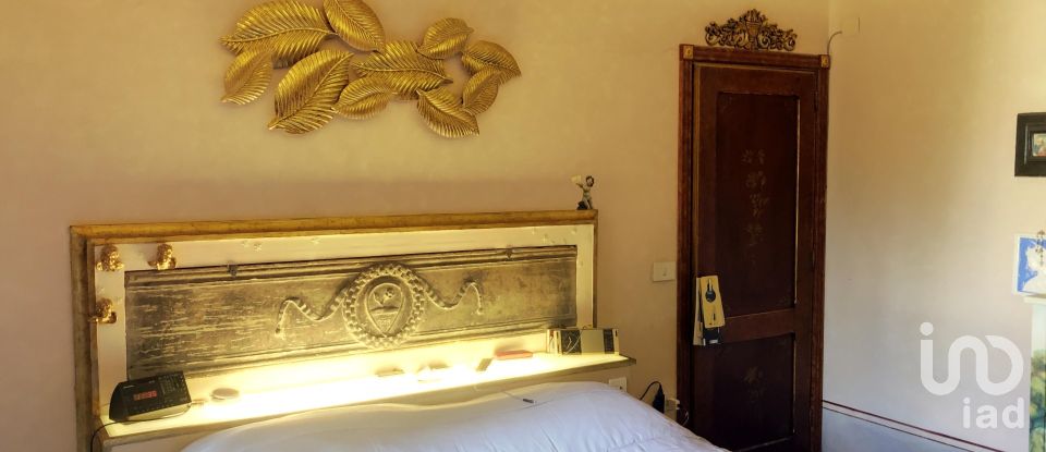 Hotel 4 rooms of 115 m² in Sansepolcro (52037)