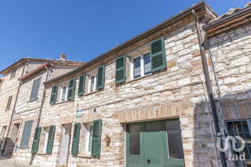 Casa indipendente 8 locali di 146 m² in Serra Sant'Abbondio (61040)