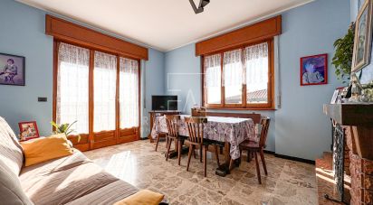 Four-room apartment of 90 m² in Uggiate-Trevano (22029)