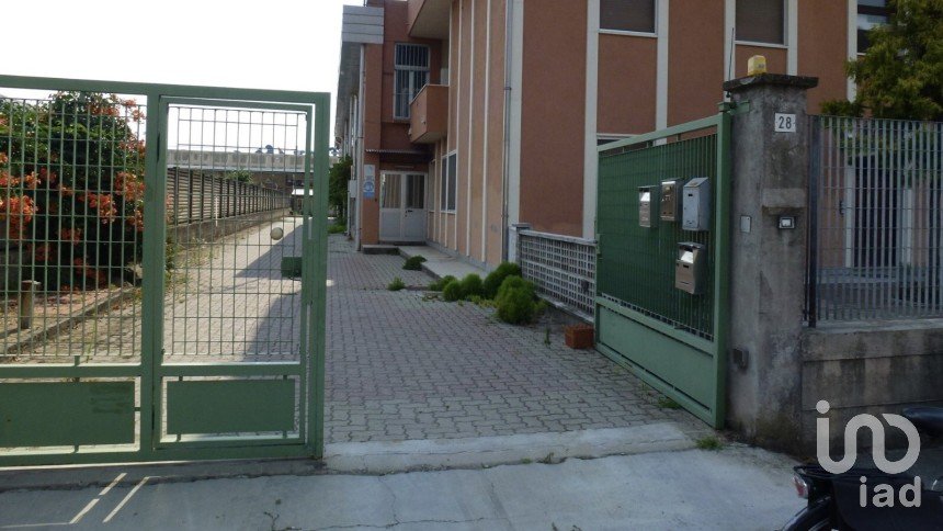 Capannone di 800 m² in Vercelli (13100)