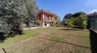 Villa Bifamiliare 5 locali di 274 m² in Varallo Pombia (28040)