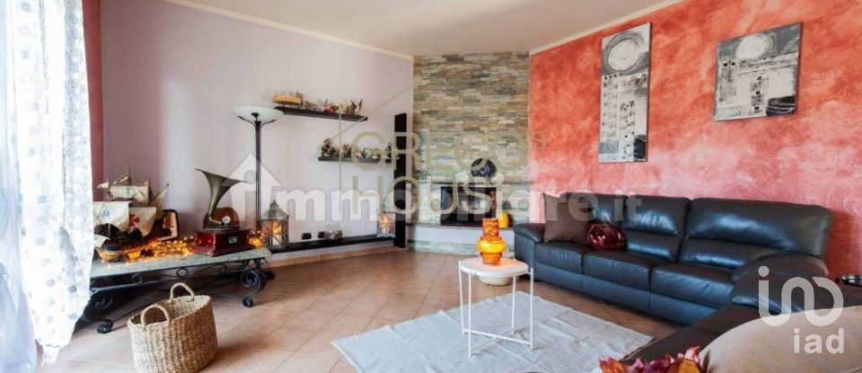 Villa Bifamiliare 5 locali di 274 m² in Varallo Pombia (28040)