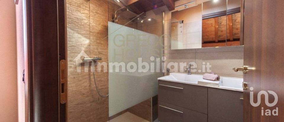 Villa 3 locali di 185 m² in Varallo Pombia (28040)