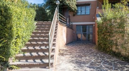 Farm 5 rooms of 118 m² in Roma (00128)