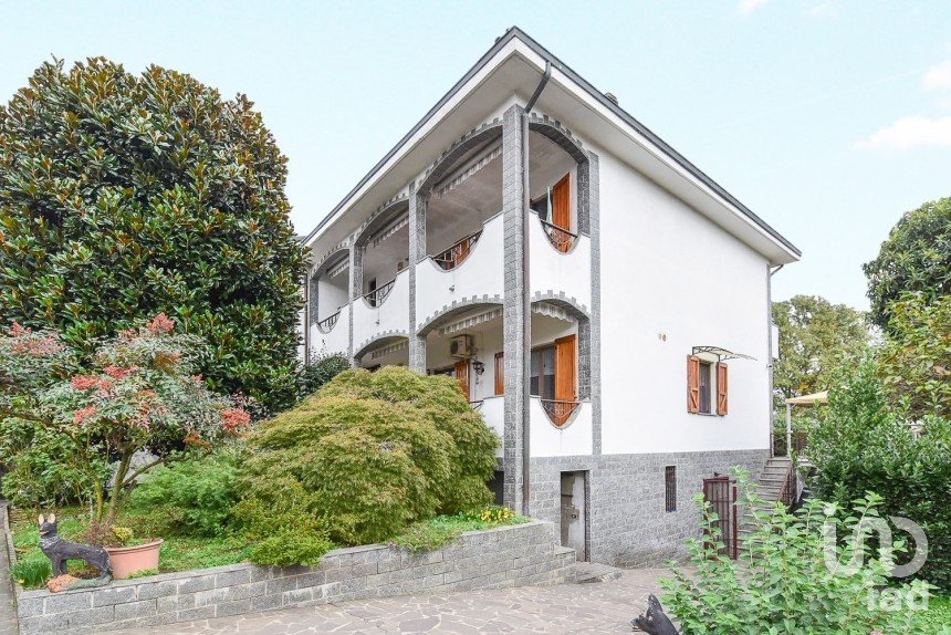 Villa Bifamiliare 8 locali di 350 m² in Seveso (20822)