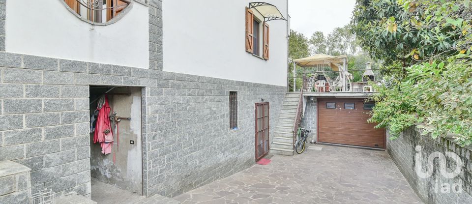 Villa Bifamiliare 8 locali di 350 m² in Seveso (20822)