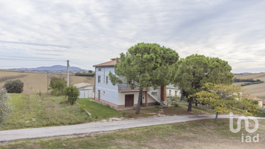 Casa 4 locali di 340 m² in Osimo (60027)