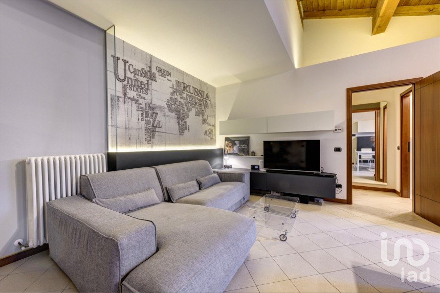 Three-room apartment of 70 m² in Bologna (40121)