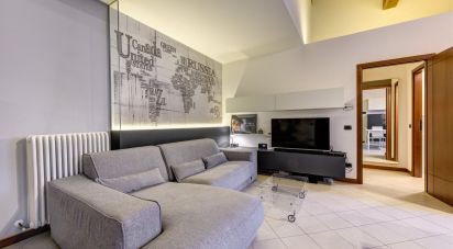 Three-room apartment of 70 m² in Bologna (40121)