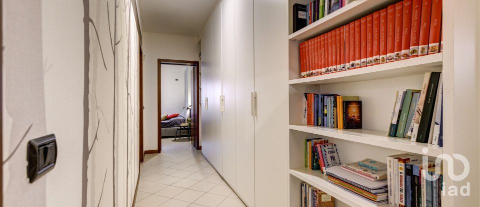 Three-room apartment of 70 m² in Bologna (40121)