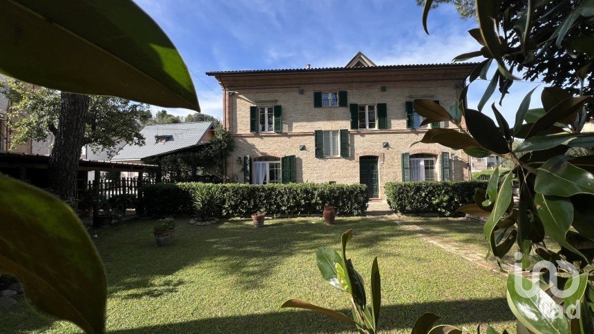 Casa indipendente 16 locali di 384 m² in Falerone (63837)