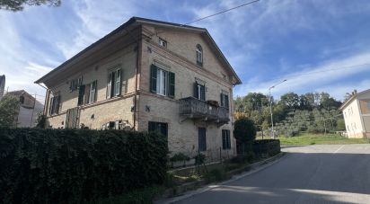 Casa indipendente 16 locali di 384 m² in Falerone (63837)