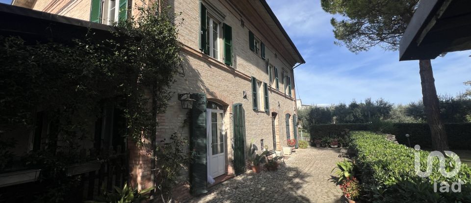 Casa indipendente 16 locali di 384 m² in Falerone (63837)