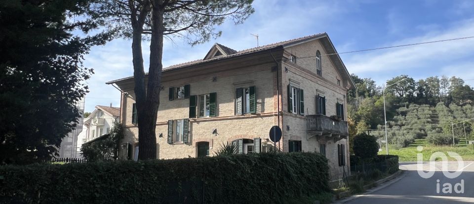 Casa indipendente 16 locali di 384 m² in Falerone (63837)