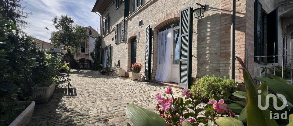 Casa indipendente 16 locali di 384 m² in Falerone (63837)