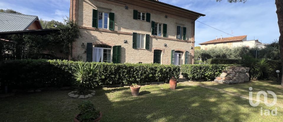 Casa indipendente 16 locali di 384 m² in Falerone (63837)