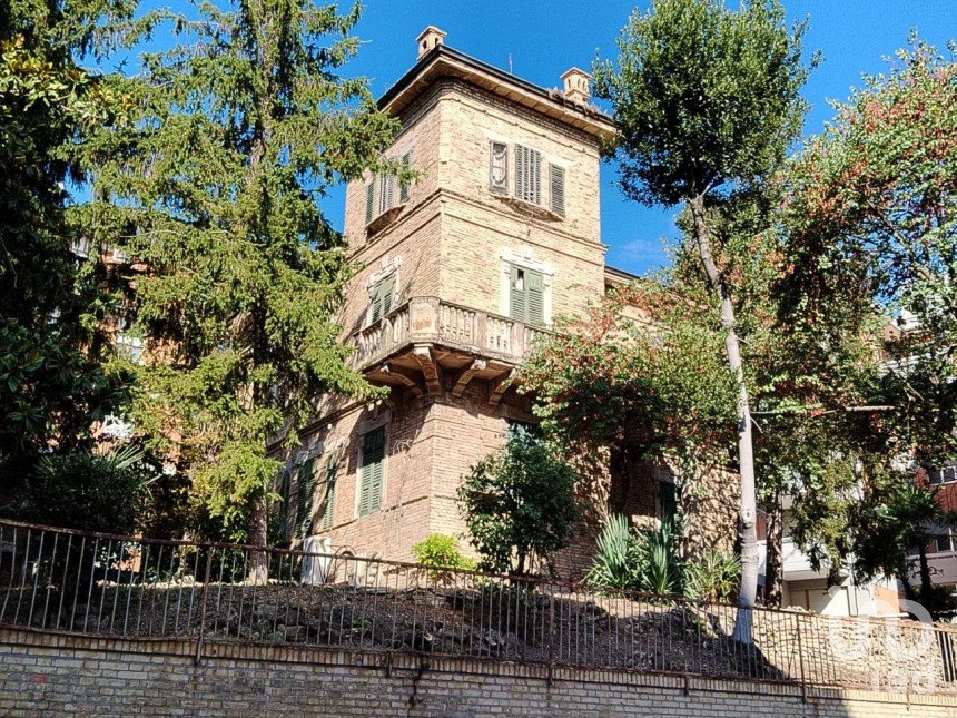 Villa 10 locali di 360 m² in Macerata (62100)